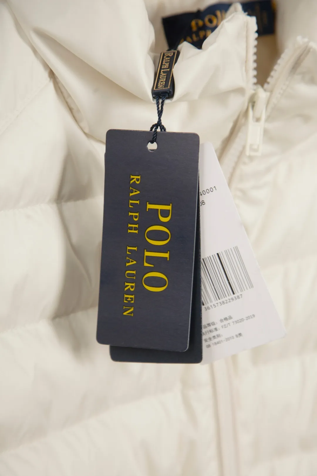 P340 Actual Photos [Popular in Winter] Style No.: 25125# Color: Black/Navy Blue/Almond Size: S-XL - Ralph Lauren/Ralph Lauren 2025FW Popular Winter Item Stand Collar Three-Zip Couple Style Rib Down Vest Vest - Craftsmanship 400T diamond-proof nylon on the face Grid down filling inside 400T high-density gallbladder isolation - Correct slightly waisted version on both sides The placket is made of cotton webbing and has double zipper pockets on both sides - RL's hottest vest this year. Out of stock at counters. A treasure item with a winter atmosphere. It comes in three basic colors. It can be worn by both men and women, especially the creamy white with a warm red feel. Comes with a beauty filter, which girls love. The overall fluffiness is just right. It is light and not bloated. It is very chill. It can enhance the overall fashion sense whether worn outside or inside.